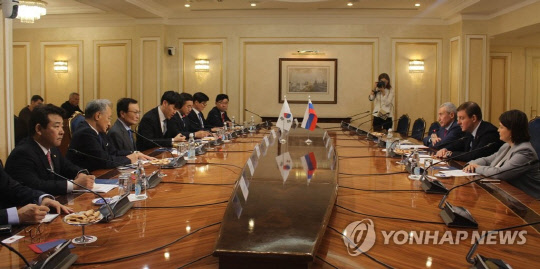 러시아를 방문 중인 더불어민주당 이해찬 대표가 지난 23일 모스크바 러시아 상원 회의실에서 안드레이 투르차크 통합러시아당 사무총장과 면담하고 있다. 연합뉴스